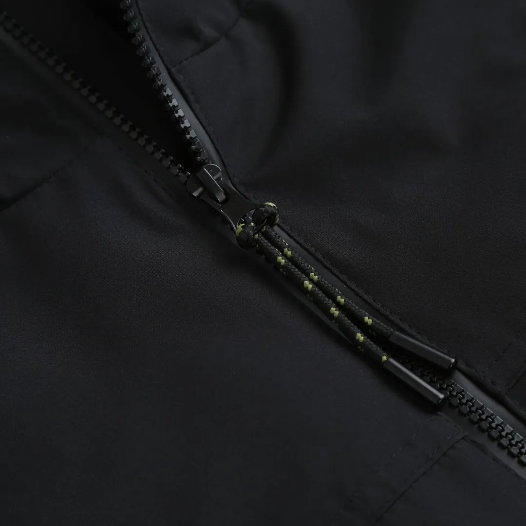 P970 Ralph Lauren Logo Hooded Down Jacket Fabric selection: High-density nylon taffeta with a density of about 210T-300T, smooth and slightly matte surface, excellent windproof and waterproof performance (with DWR water-repellent treatment), strong wrinkle resistance and easy care, in line with the "durable and practical" positioning of American leisure.  Lining fabric: 100% polyamide is used to create the lining. The high-density and tight weaving process prevents fine lint from emerging from the gaps in the fabric. The smooth surface improves the putting on and taking off experience, and the excellent wear and tear resistance ensures damage caused by frequent use, while the light and soft texture does not affect the overall weight.  High-quality filling: 90 white duck down is selected, with a weight of 220g, ensuring excellent thermal insulation performance. After strict screening and processing, the velvet is not easy to drill, ensuring durability. Style and cutting process: The classic jacket has a slightly loose fit, with a slightly dropped shoulder line (the shoulder width is 1-2cm wider than the standard fit). The length reaches the hips, and the sleeves are slightly tapered straight sleeves, taking into account freedom of movement and casual style.  Details: The adjustable Velcro on the cuffs allows you to freely adjust the tightness according to the thickness of your wrist and personal preferences, effectively preventing cold wind from intruding, and improving warmth retention performance.  In terms of storage, the two front zipper pockets are convenient for you to place frequently used items, and the zipper design ensures that items are not easily lost. A built-in pocket on the left side of the chest provides a safe storage space for some small private items.  The drawstring design at the hem allows you to adjust the shape of the jacket according to your body shape and dressing needs. Whether it is loose and casual or slim and neat, you can easily control it.  Embroidery technology: Polo horse logo on the left chest: flat satin stitch embroidery (satin embroidery), embroidery thread: 100% polyester high color fastness embroidery thread (the color number is consistent with the brand’s standard red color card), stitch density 12-15 stitches/cm, the outline of the horse logo is clear, and the details of the rider and horse are burr-free.  Embroidery positioning: precise positioning through the template (12cm from the neckline and 8cm from the placket) to ensure left and right symmetry and centering.  Accessories: One-to-one customized zipper sling, one-to-one customized zipper puller, one-to-one customized washable label SIZE: S M L XL